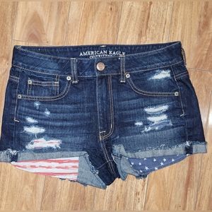 American Eagle size 6 shorts! Super cute distressing with 🇺🇸 pockets!